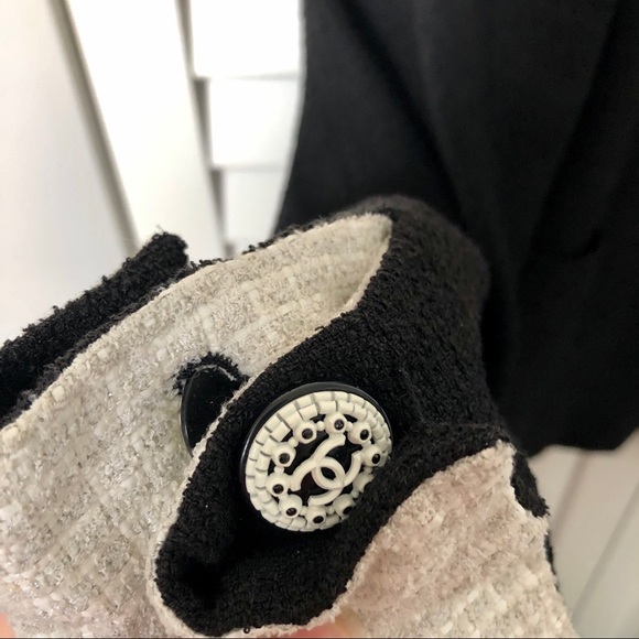 45% OFF🌟CHANEL Black/White Runway Jacket - Picture 7 of 16